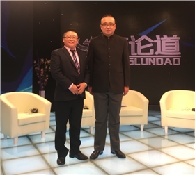 漆强总经理：张文(左)和央视主持人：朱轶(右)合影.png