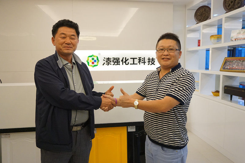 漆强化工总经理张文（右一）.jpg