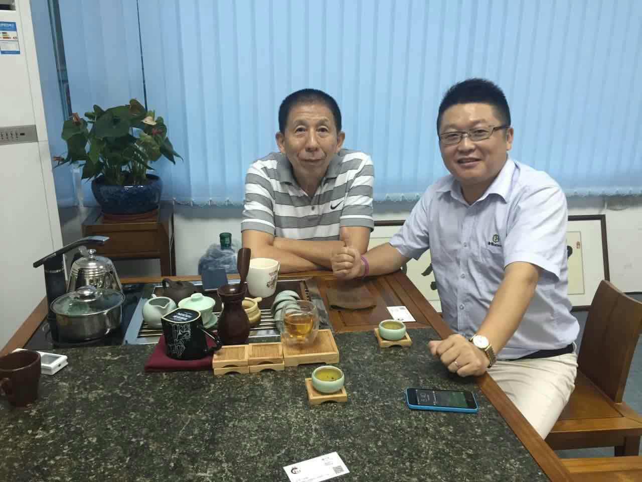 智韬首席顾问施青林先生（左）和漆强化工总经理张文（右）.jpg