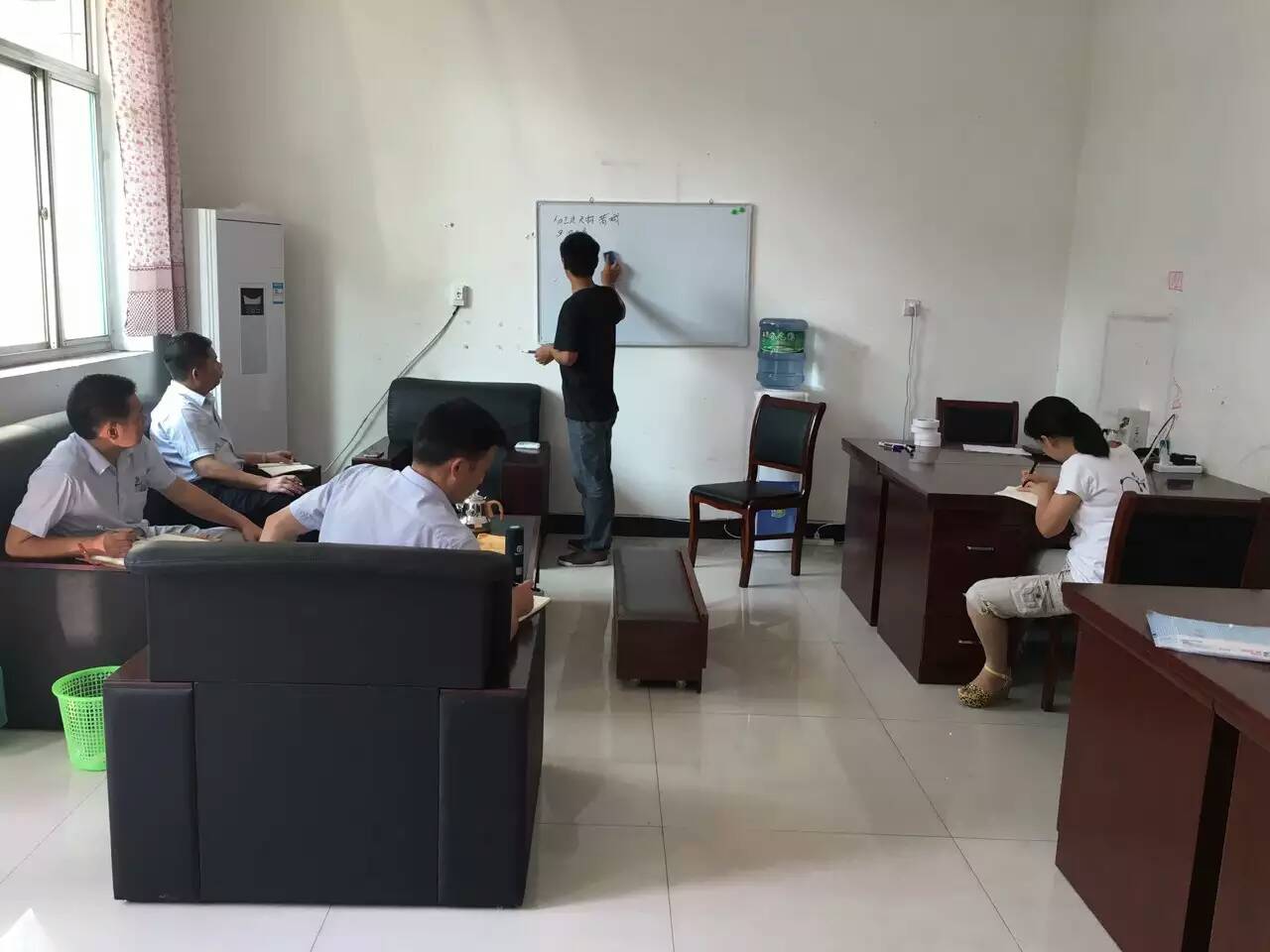 戴老师为漆强外省业务经理进行经销商服务培训.jpg